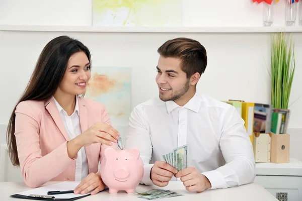 Pareja poniendo billetes de dólar —  Fotos de Stock