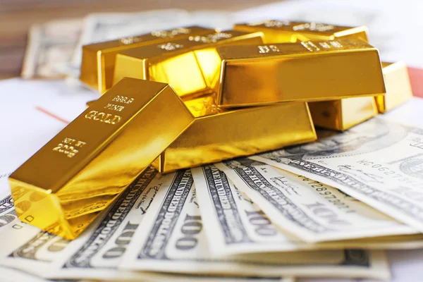 Barres d'or avec billets en dollars — Photo