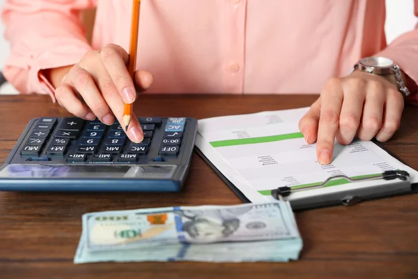 Man working on financial report — Stock Photo, Image