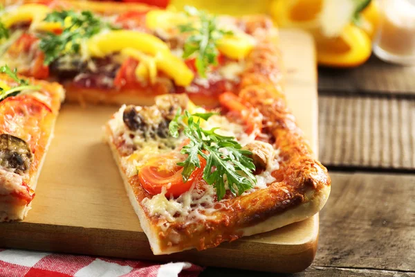 Dilim lezzetli pizza — Stok fotoğraf