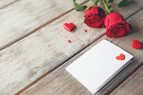 Schöne Rose mit Geschenkkarte — Stockfoto