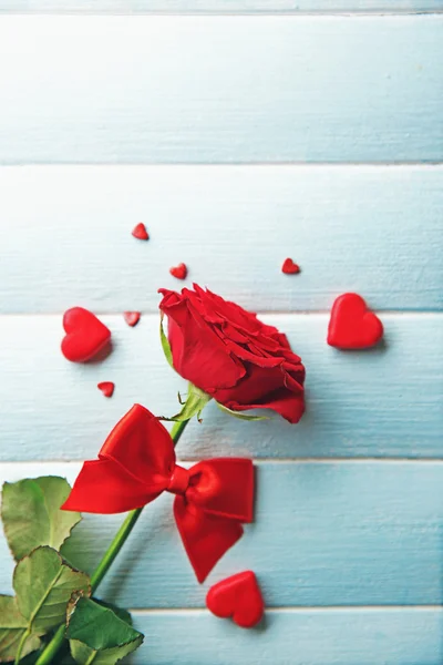Belle rose avec de petits cœurs — Photo