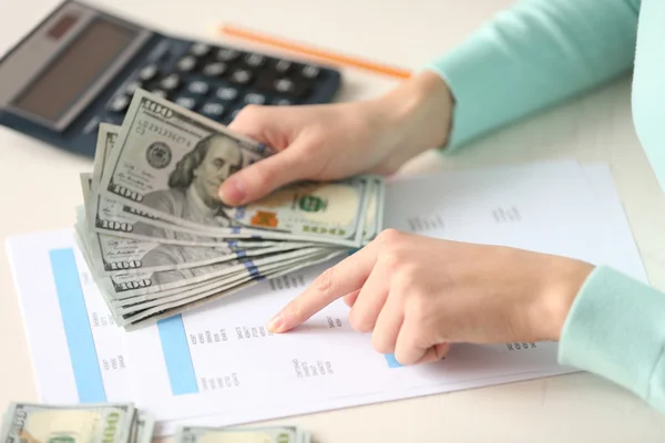 Woman counting money — Stock Photo, Image