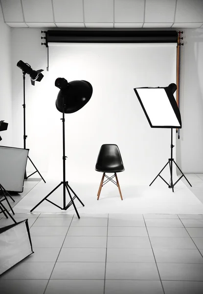 Estudio fotográfico con equipo de iluminación —  Fotos de Stock