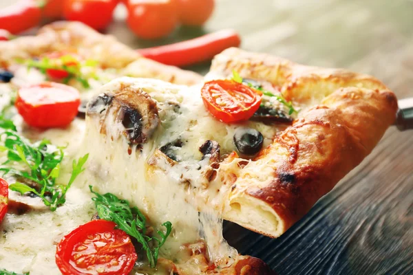 Stück frisch hausgemachte Pizza — Stockfoto
