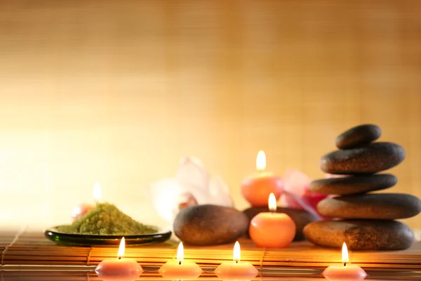 Wellness-Stillleben mit Steinen, Kerzen — Stockfoto