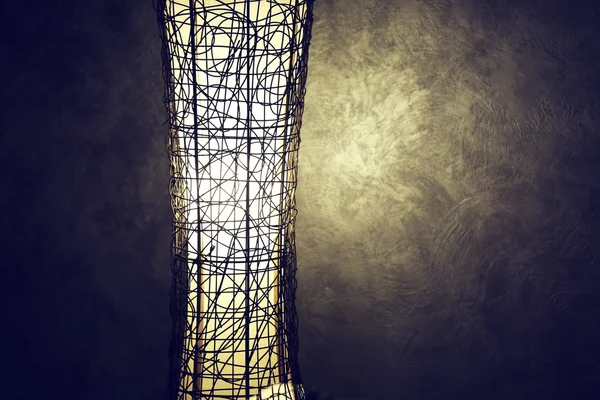 Une lampe moderne sur un mur en béton — Photo