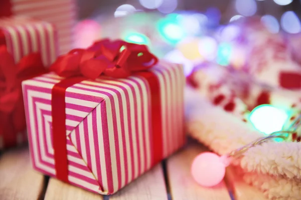 Caixas de presente de Natal e luzes — Fotografia de Stock
