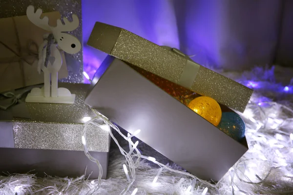 Kerstmis geschenkdozen en decoratie — Stockfoto