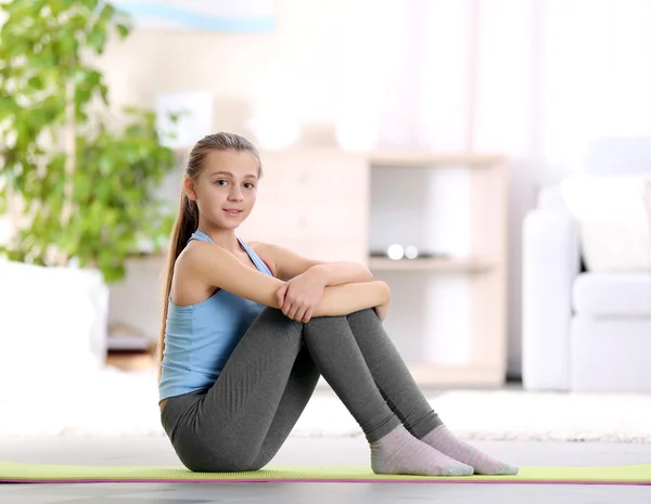 Jong meisje maken van fitness — Stockfoto