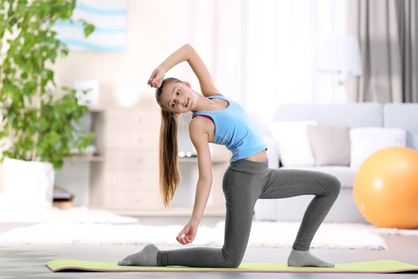 Young girl making fitness — Stock Photo, Image