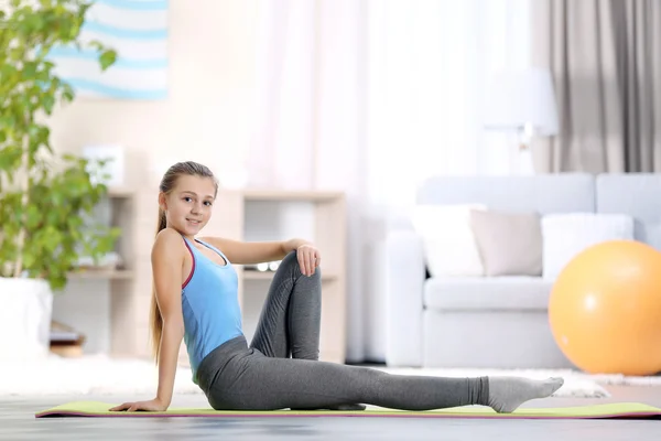 Chica joven haciendo ejercicio —  Fotos de Stock