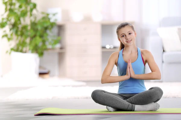 Jong meisje maken van fitness — Stockfoto