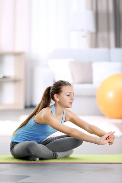 Jong meisje maken van fitness — Stockfoto