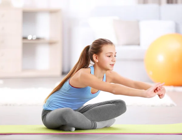 Chica joven haciendo ejercicio — Foto de Stock