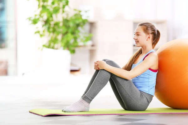 Jong meisje maken van de fitness oefening — Stockfoto