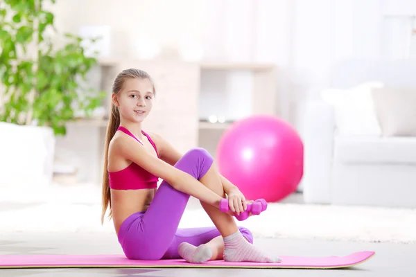 Jong meisje maken van de fitness oefening — Stockfoto