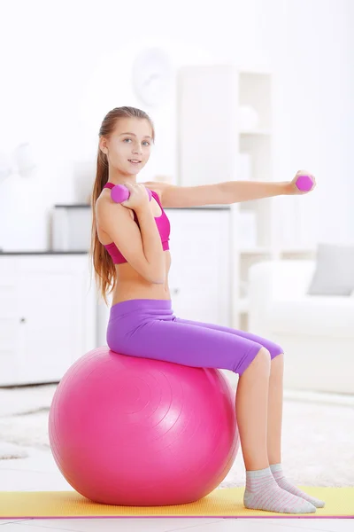 Ung flicka att göra fitness motion — Stockfoto