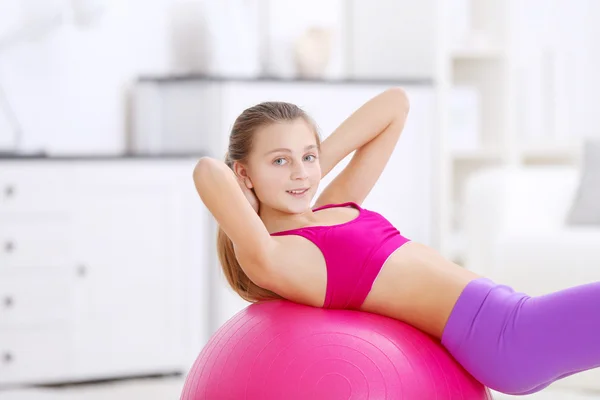 Ung flicka att göra fitness motion — Stockfoto