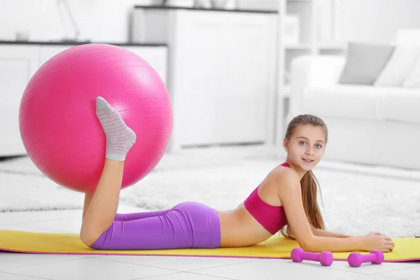 Mladá dívka, takže fitness cvičení — Stock fotografie