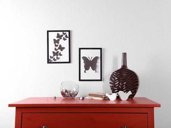 Interior do quarto com cômoda de madeira vermelha — Fotografia de Stock