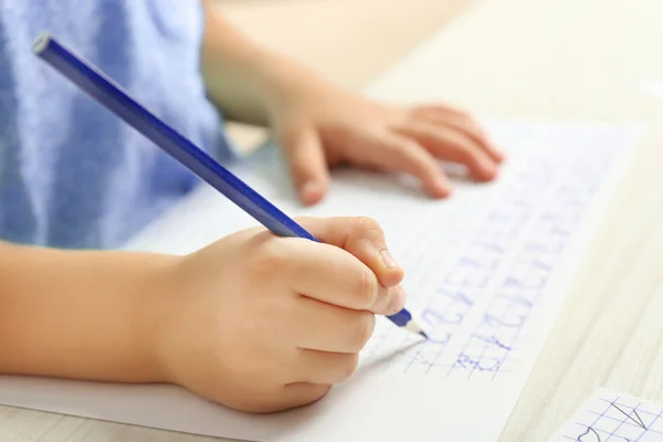 Schoolkid learns to write — Stock Photo, Image