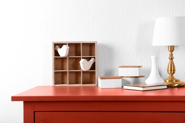 Intérieur de la chambre avec commode en bois rouge — Photo