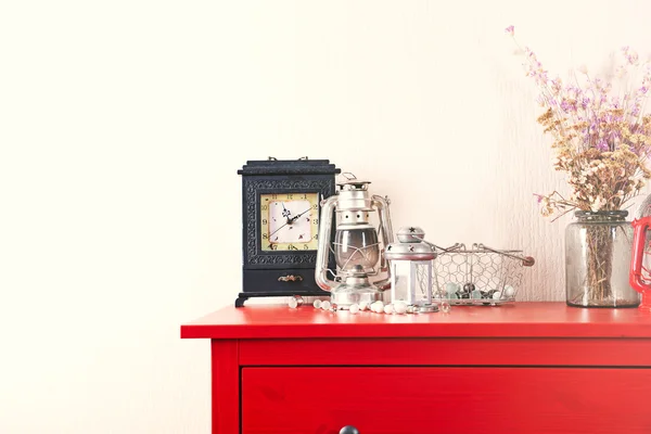 Intérieur de la chambre avec commode en bois rouge — Photo