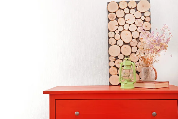 Wnętrza pokoju z czerwony drewniany Komoda — Zdjęcie stockowe