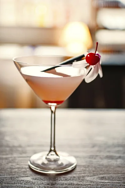 Bicchiere di cocktail al bar — Foto Stock