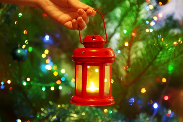 Linterna roja con vela en Navidad — Foto de Stock