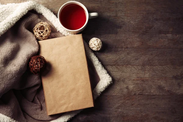 Livro, xícara de chá, bolas decorativas — Fotografia de Stock