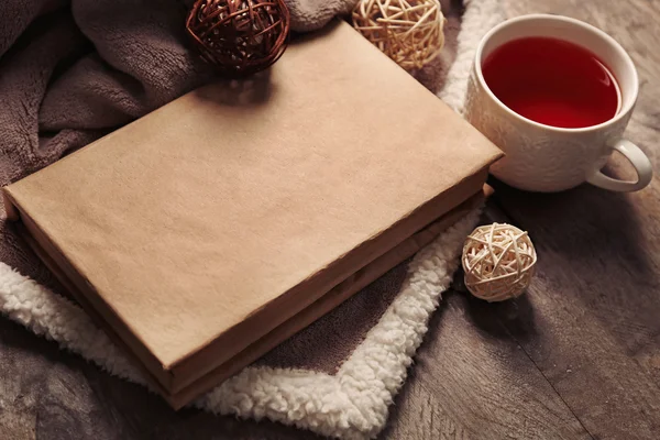 Livro, xícara de chá, bolas decorativas — Fotografia de Stock