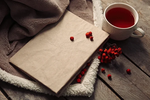 本、お茶、ナナカマドの果実 — ストック写真