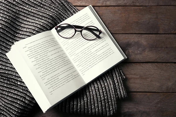 An open book, glasses and a blanket — Stock Photo, Image