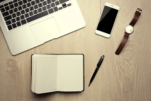 Conjunto de escritório com laptop, telefone celular, notebook — Fotografia de Stock