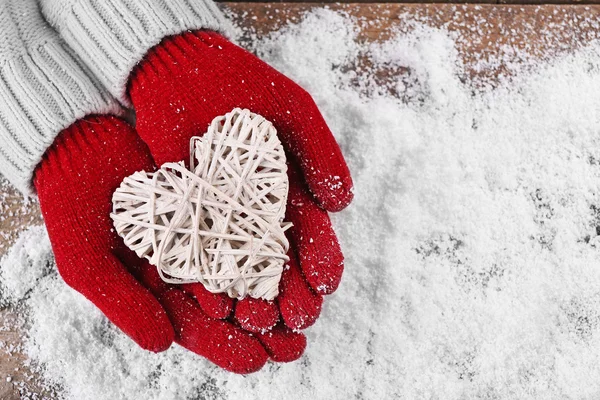 Manos en manoplas con corazón decorativo —  Fotos de Stock