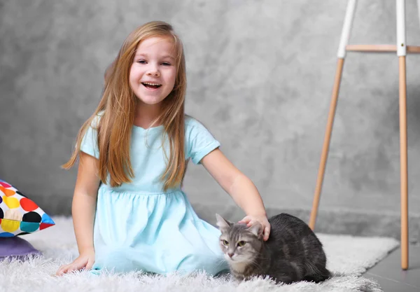 Niña sentada con gato —  Fotos de Stock