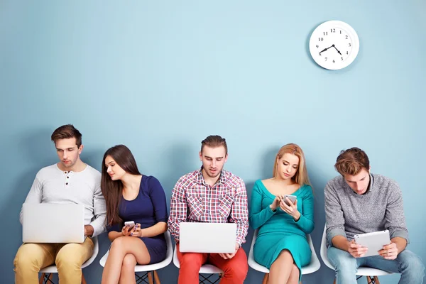 Люди сидят на стульях Стоковое Изображение