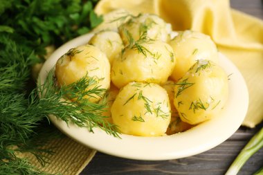 Yeşillikleri ile haşlanmış patates