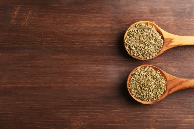 İki tahta kaşığı kimyon ile