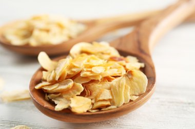 İki tahta kaşık badem gevreği ile