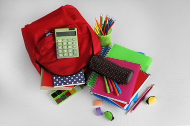 okul malzemeleriyle dolu sırt çantası. 