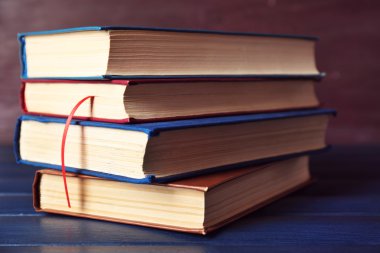Kitap yığınını kapat