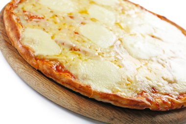 Pizza peyniri ahşap tahta üzerinde tam