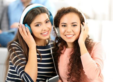 İki genç kız müzik 