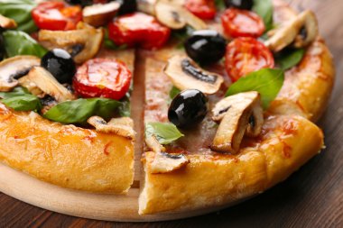 Lezzetli lezzetli pizza dilimlenmiş