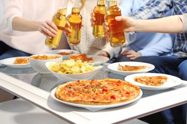 Sıcak pizza ve içecekler ile dostça parti