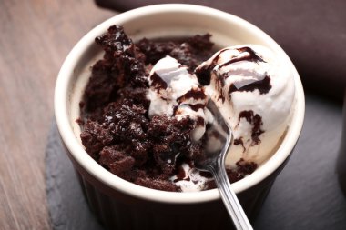 Çikolata lav kek dondurma ve çatal, yakın çekim