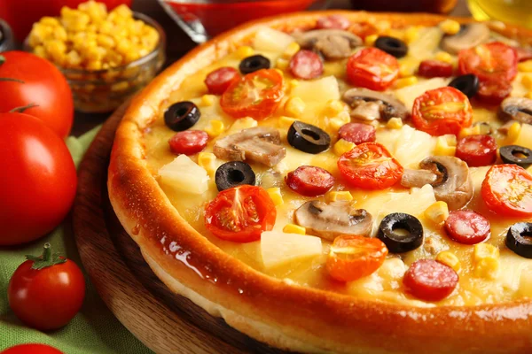 Deliciosa pizza con verduras y carne —  Fotos de Stock